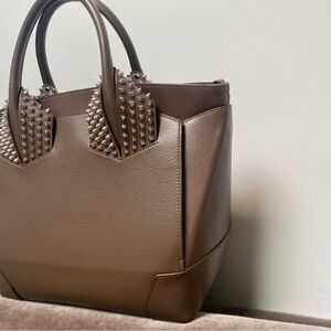 Christian Louboutin Eloise Bag in
Taupe leather